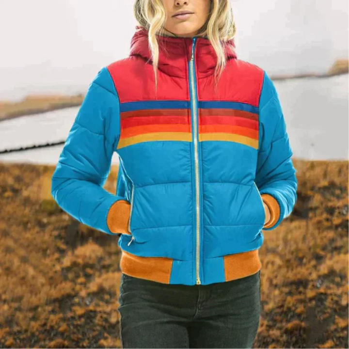 Steppjacke in Blau mit rotem Colorblock und Regenbogenstreifen am Kragen