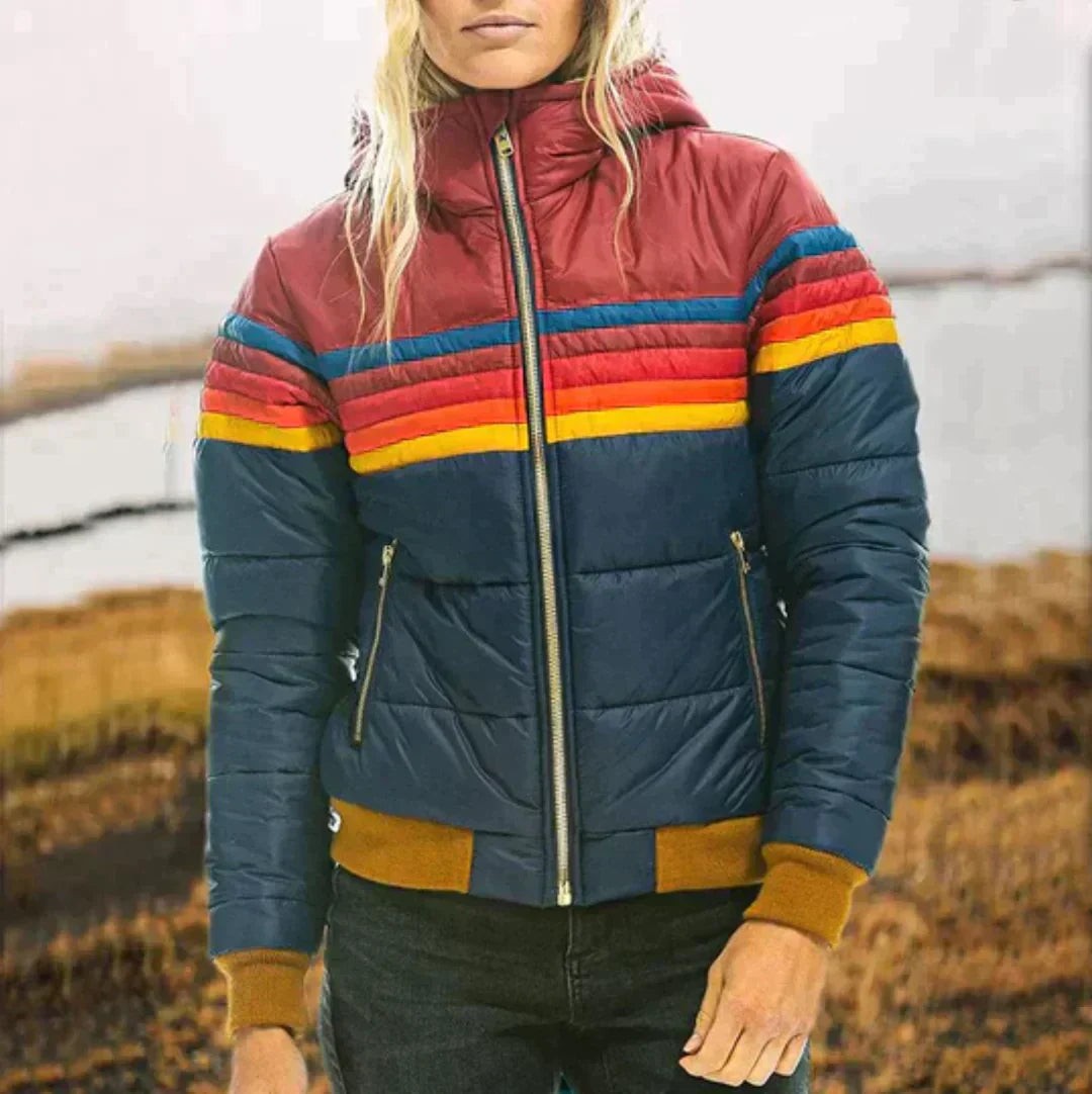 Gesteppte Winterjacke in Marineblau mit buntem Streifendesign und Kapuze