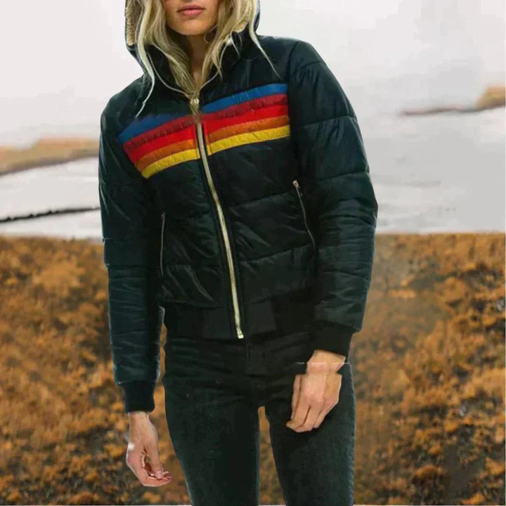 Schwarze Daunenjacke mit Kapuze und mehrfarbigem Regenbogenstreifen vorne