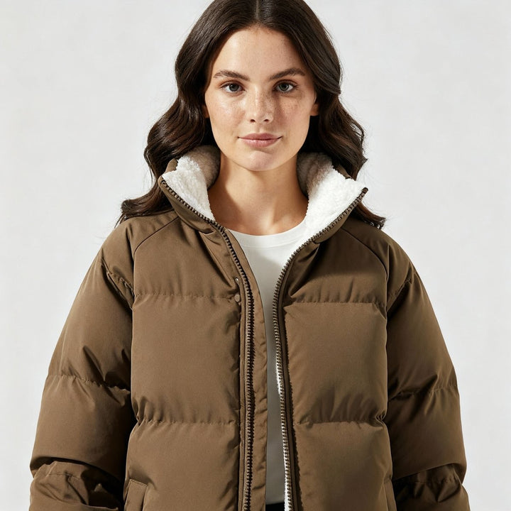 Braune Pufferjacke mit Kapuze und weißem Fleecefutter im Nahaufnahme-Detail