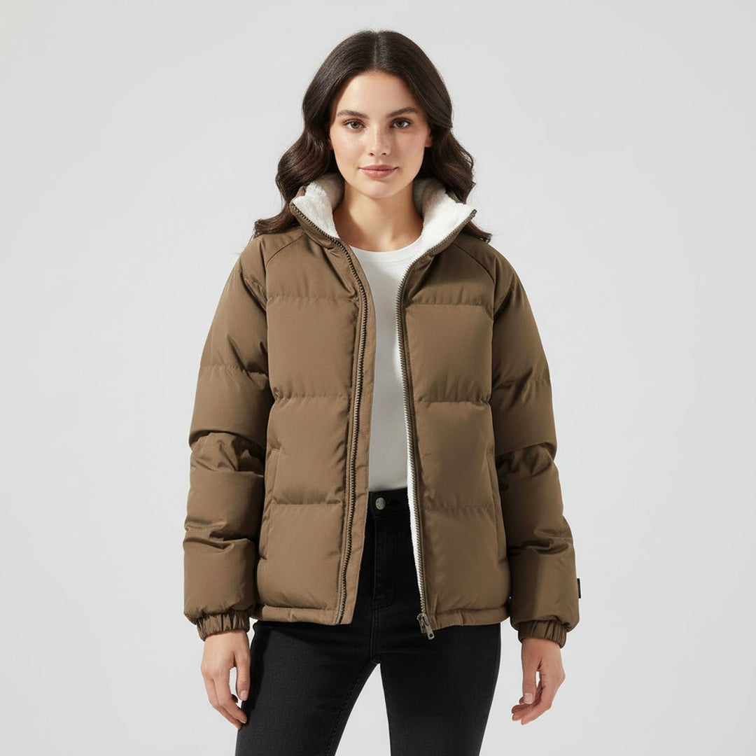 Braune Winterjacke mit Kapuze und Fleecefutter zur Jeans kombiniert