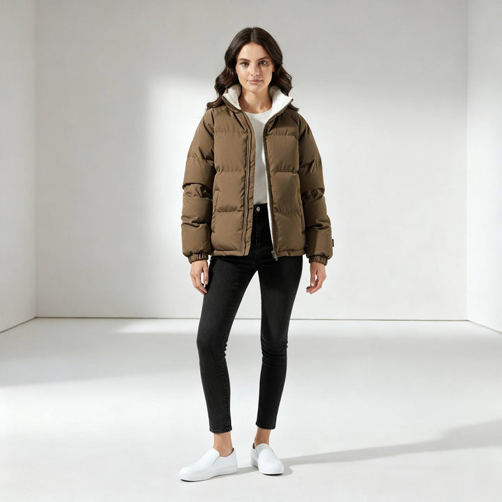 Braune Steppjacke mit Kapuze in voller Länge zum schwarzen Skinny-Jeans-Look