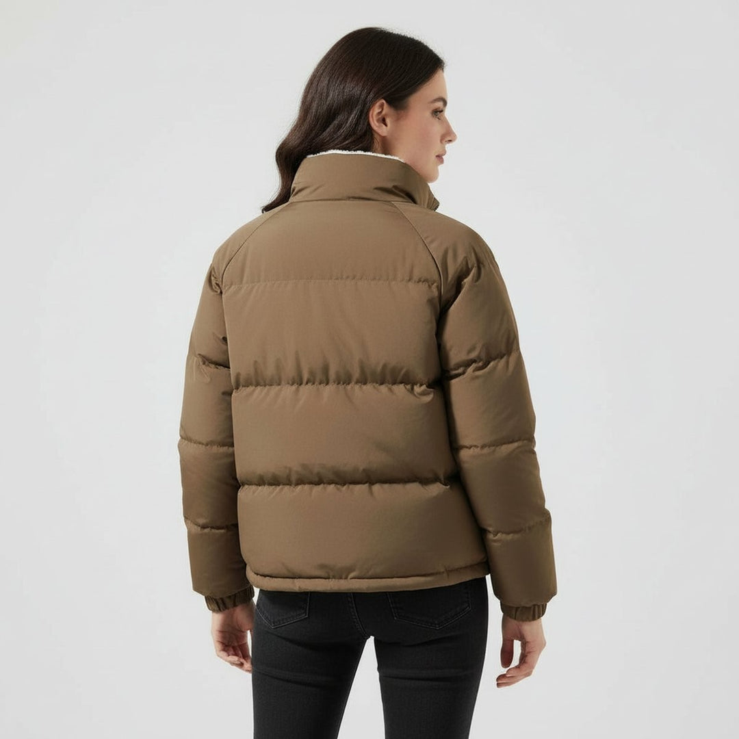 Braune Pufferjacke mit Fleecekapuze in Rückenansicht getragen