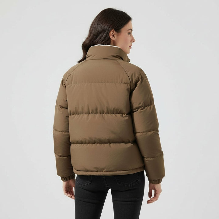 Braune Pufferjacke mit Fleecekapuze in Rückenansicht getragen