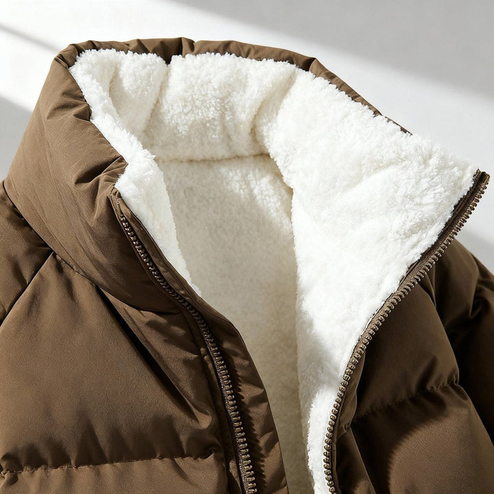 Kapuze der braunen Winterjacke mit kuscheligem Fleecefutter im Detail