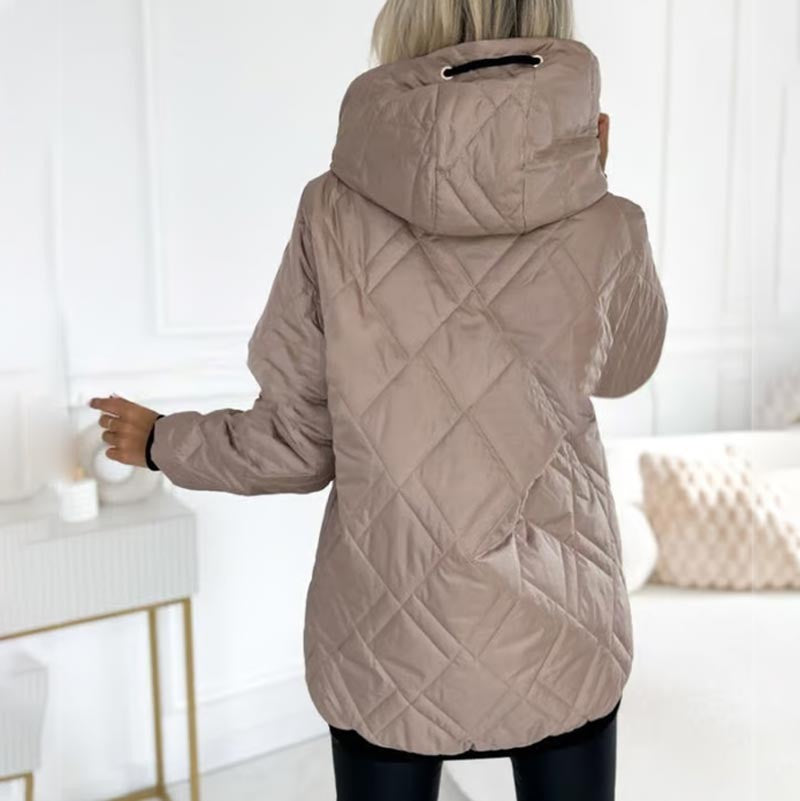 Detailansicht der Taschen und Kordelzüge an rosa Steppjacke