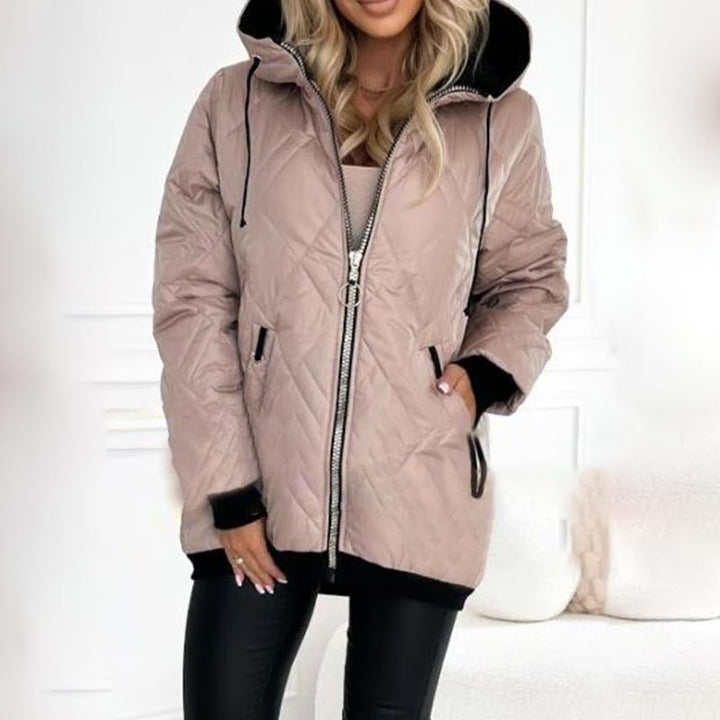 Rückenpartie der beigen Steppjacke mit Diamantmuster und Kapuze