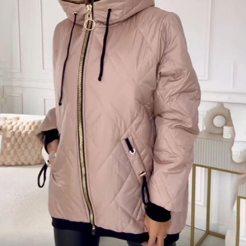 Seitenansicht der taupefarbenen Steppjacke mit Reißverschluss und Kapuze