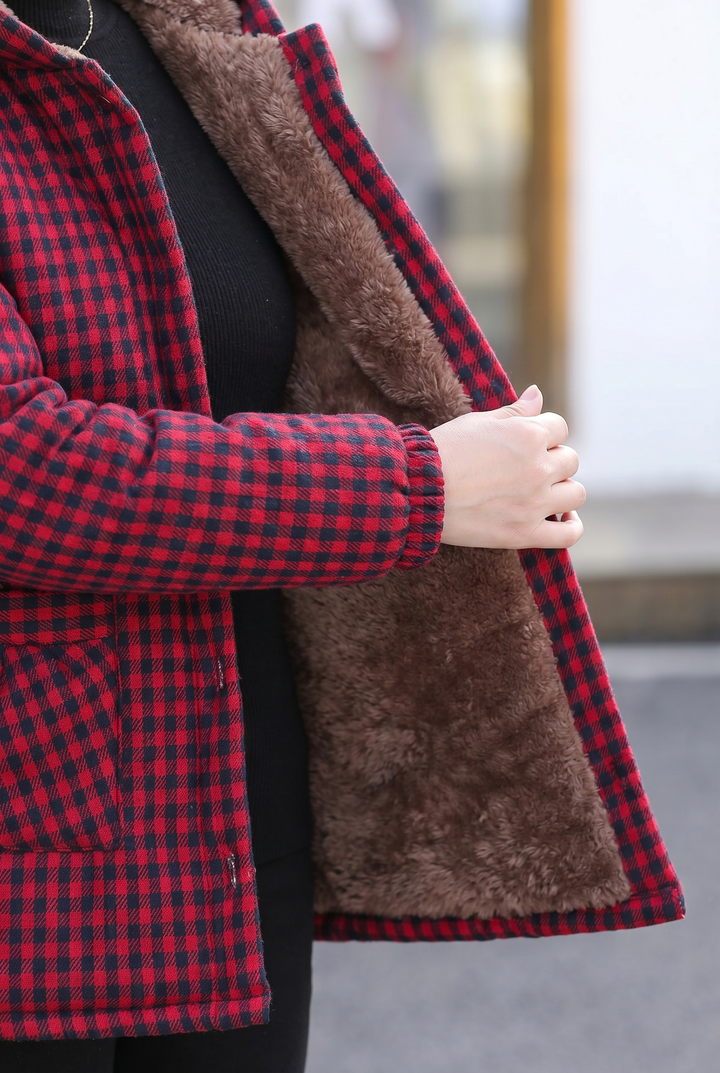 Detailansicht der Fellfütterung einer rot karierten Winterjacke