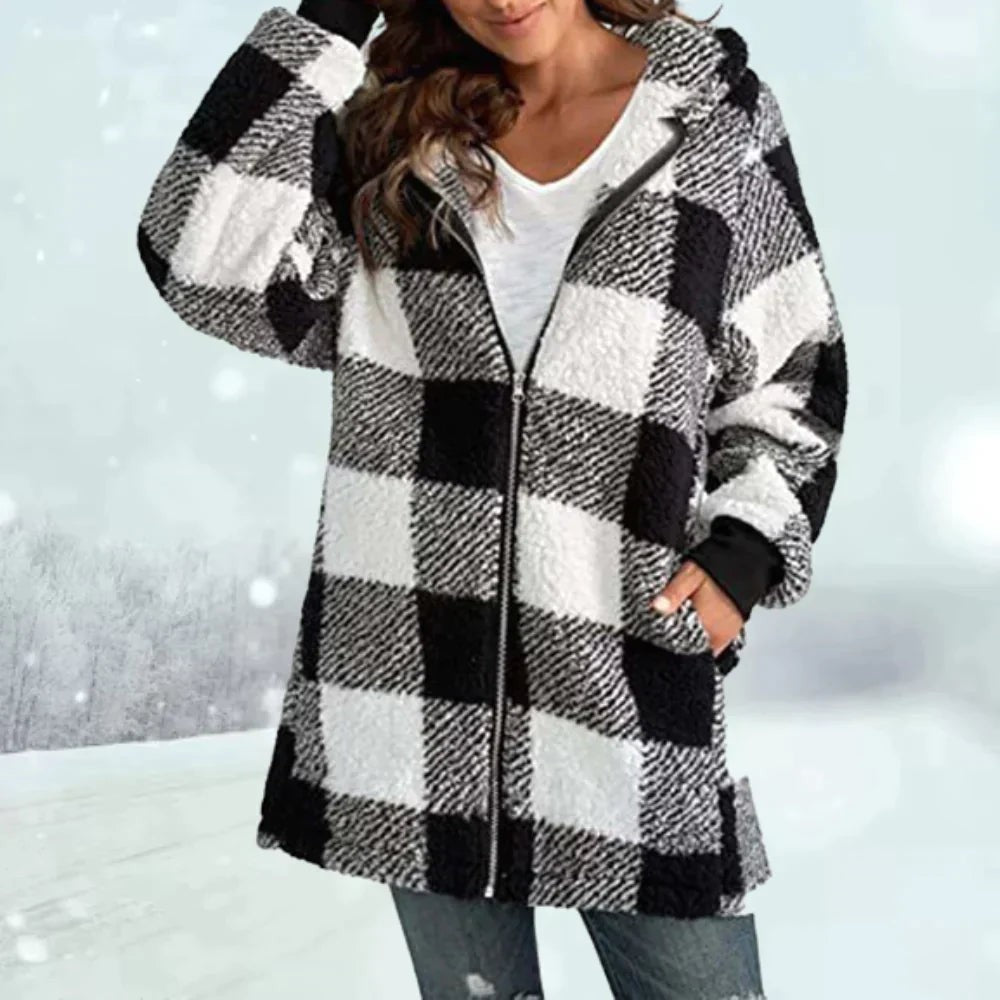 Flauschige Kapuzenjacke mit schwarz-weißem Karomuster und Taschen