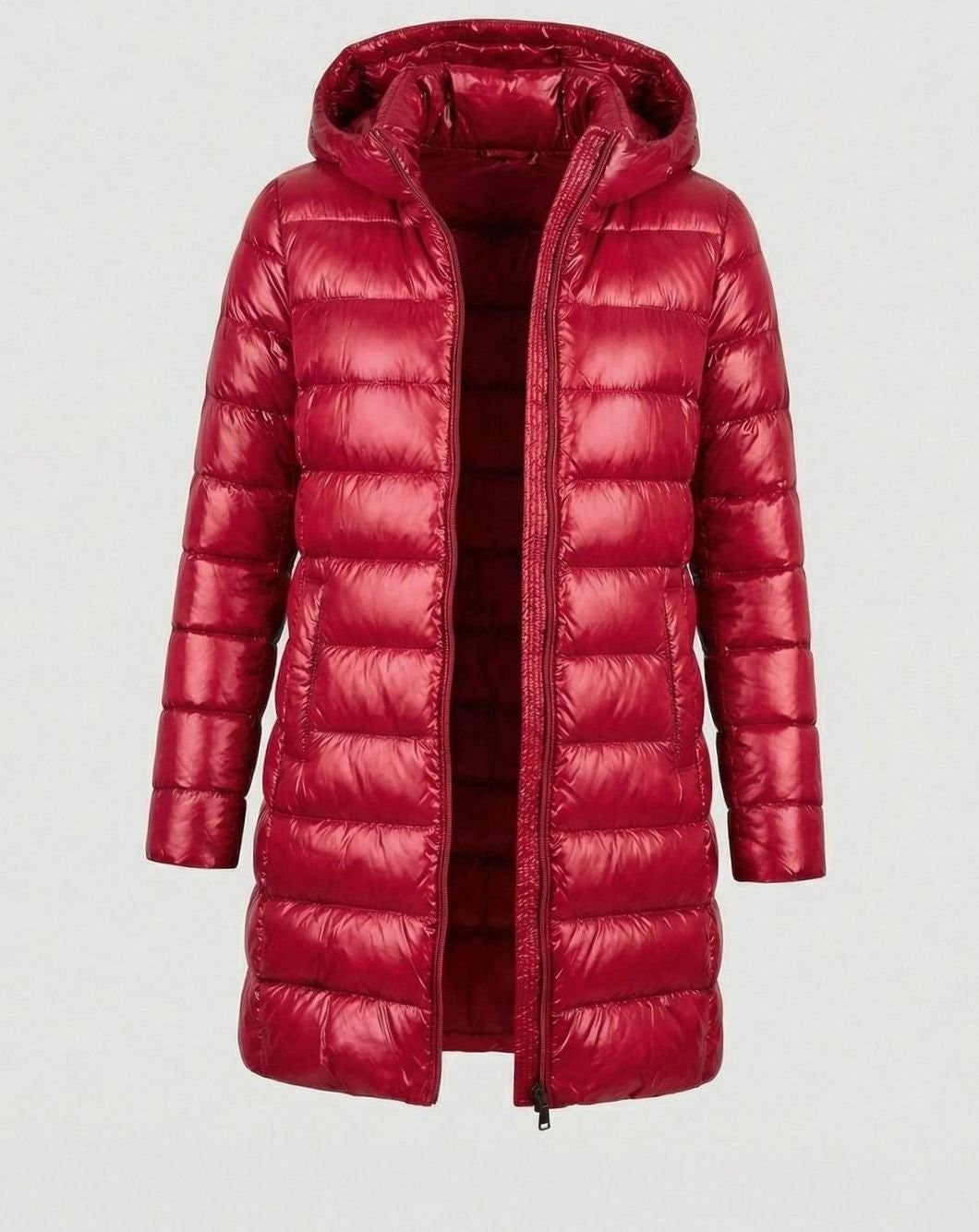 Knallrote Daunenjacke mit Kapuze und glänzender Steppoptik, freigestellt