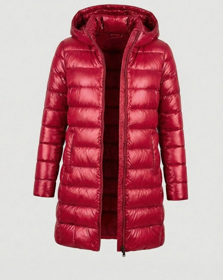 Knallrote Daunenjacke mit Kapuze und glänzender Steppoptik, freigestellt