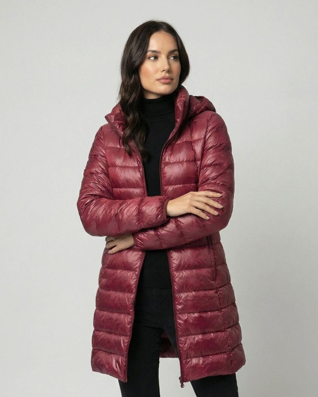Schlanke Silhouette der langen Steppjacke in Bordeaux mit offenem Reißverschluss getragen