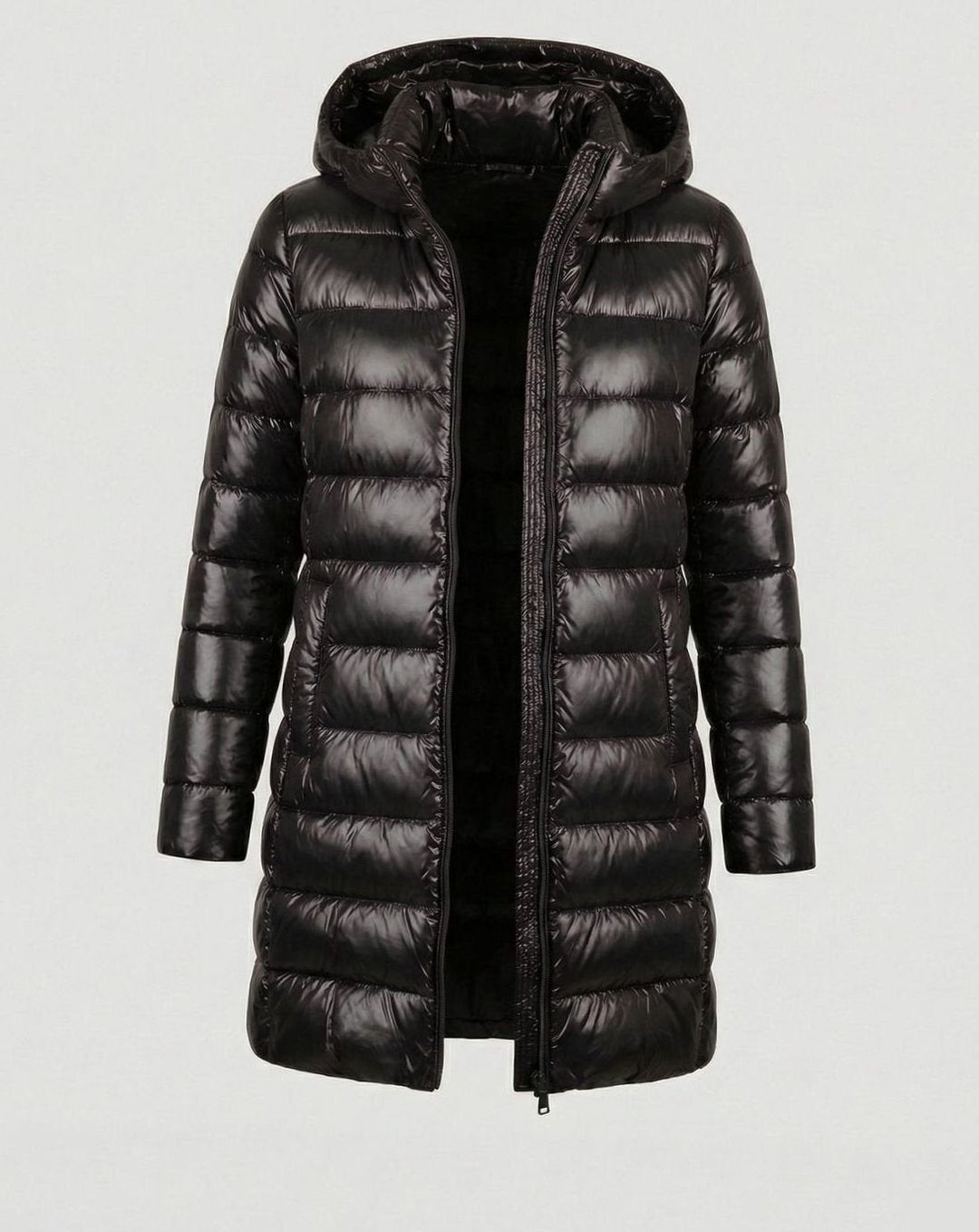 Schwarze Slim-Fit Daunenjacke mit Kapuze und glänzender Steppung, freigestellt