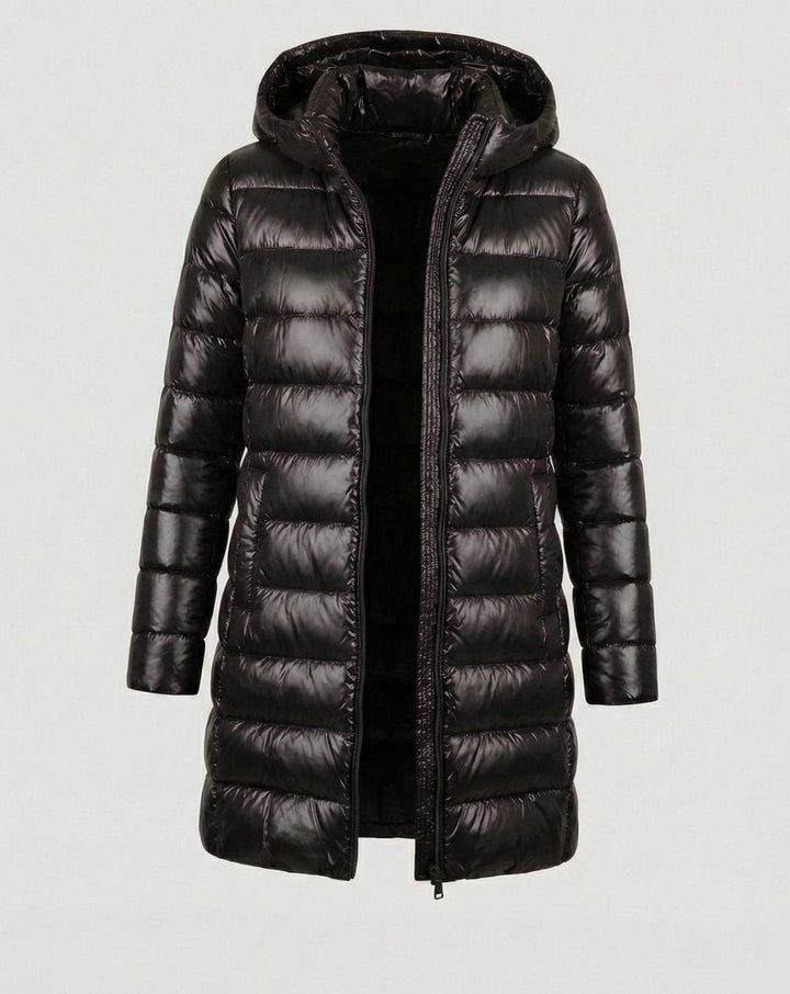 Schwarze Slim-Fit Daunenjacke mit Kapuze und glänzender Steppung, freigestellt
