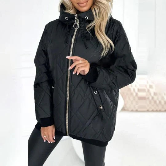 Schwarze Steppjacke mit Kapuze und auffälligem goldenem Reißverschluss
