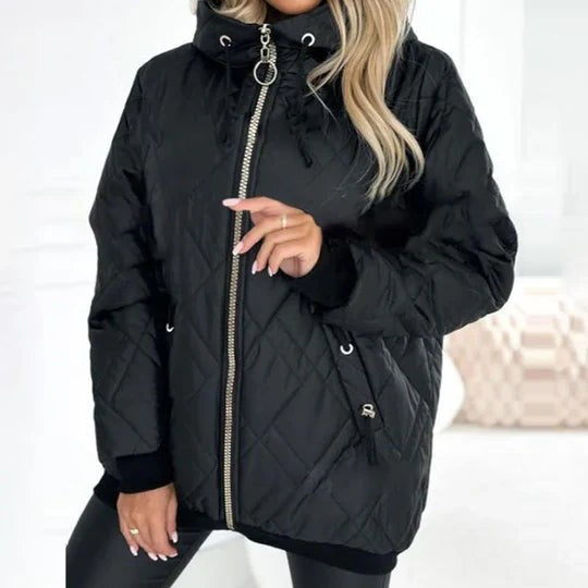 Frontansicht der schwarzen gesteppten Winterjacke mit Kapuze