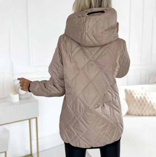 Rückansicht der beigen gesteppten Jacke mit weiter Kapuze