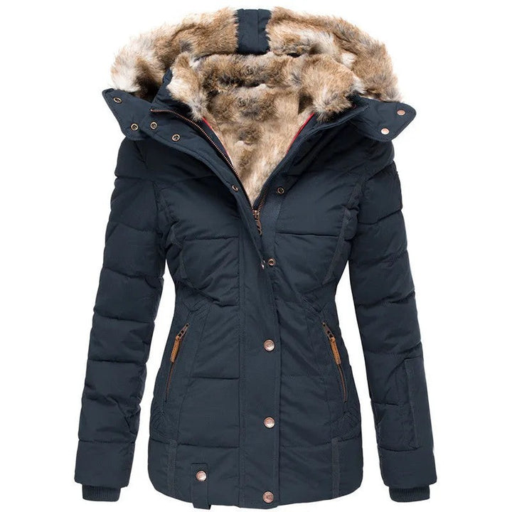 Dunkelblaue Winterjacke mit Kunstfell besetzter Kapuze