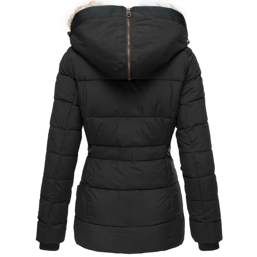 Schwarze Winterjacke Rückenansicht mit Kapuze und Fellrand