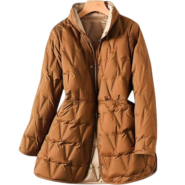 Karamellbraune Daunenjacke mit offenem Stehkragen und Rautensteppung