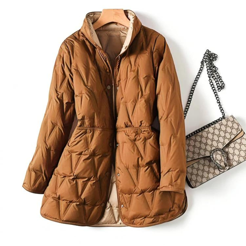 Karamellbraune Daunenjacke mit Rautensteppung und Taillenzug