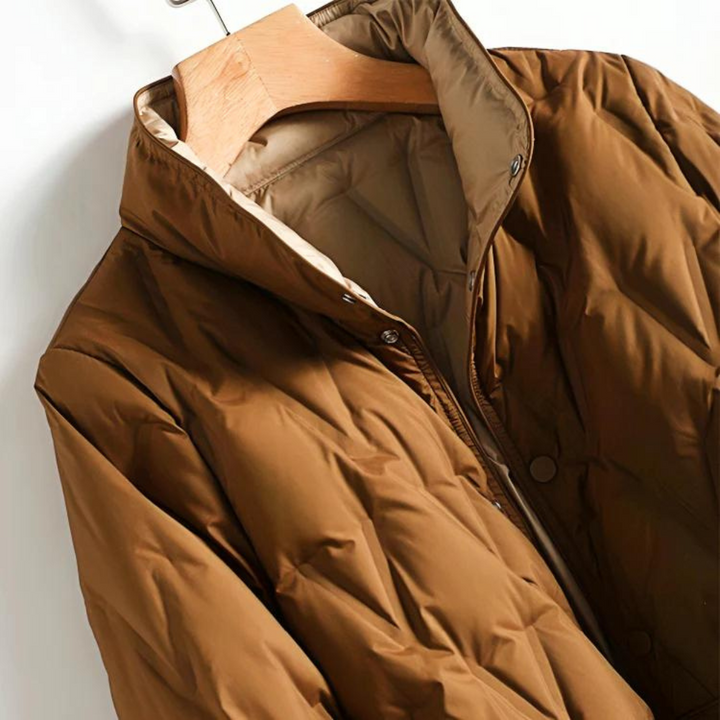 Nahaufnahme Stehkragen einer braunen Steppjacke mit zweifarbigem Futter