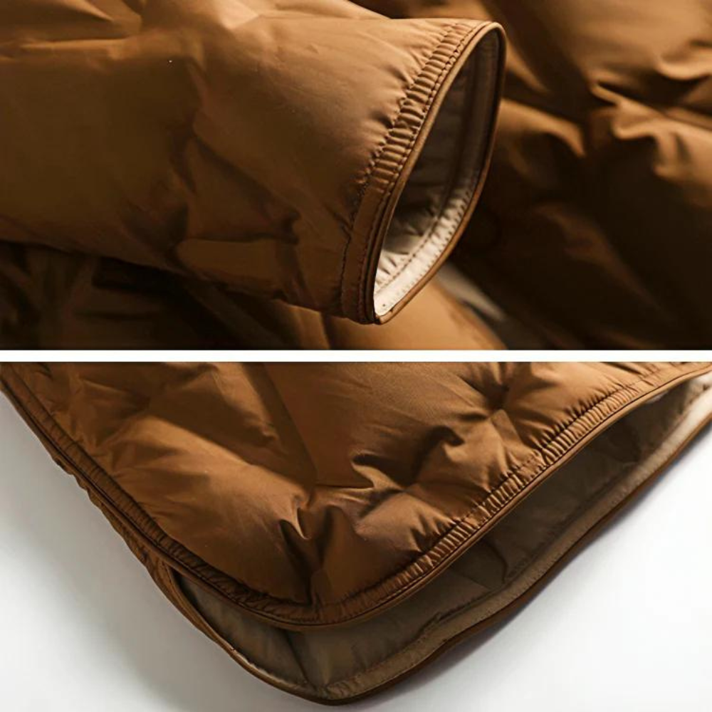 Ärmelbund und Saum einer braunen Steppjacke im Detail