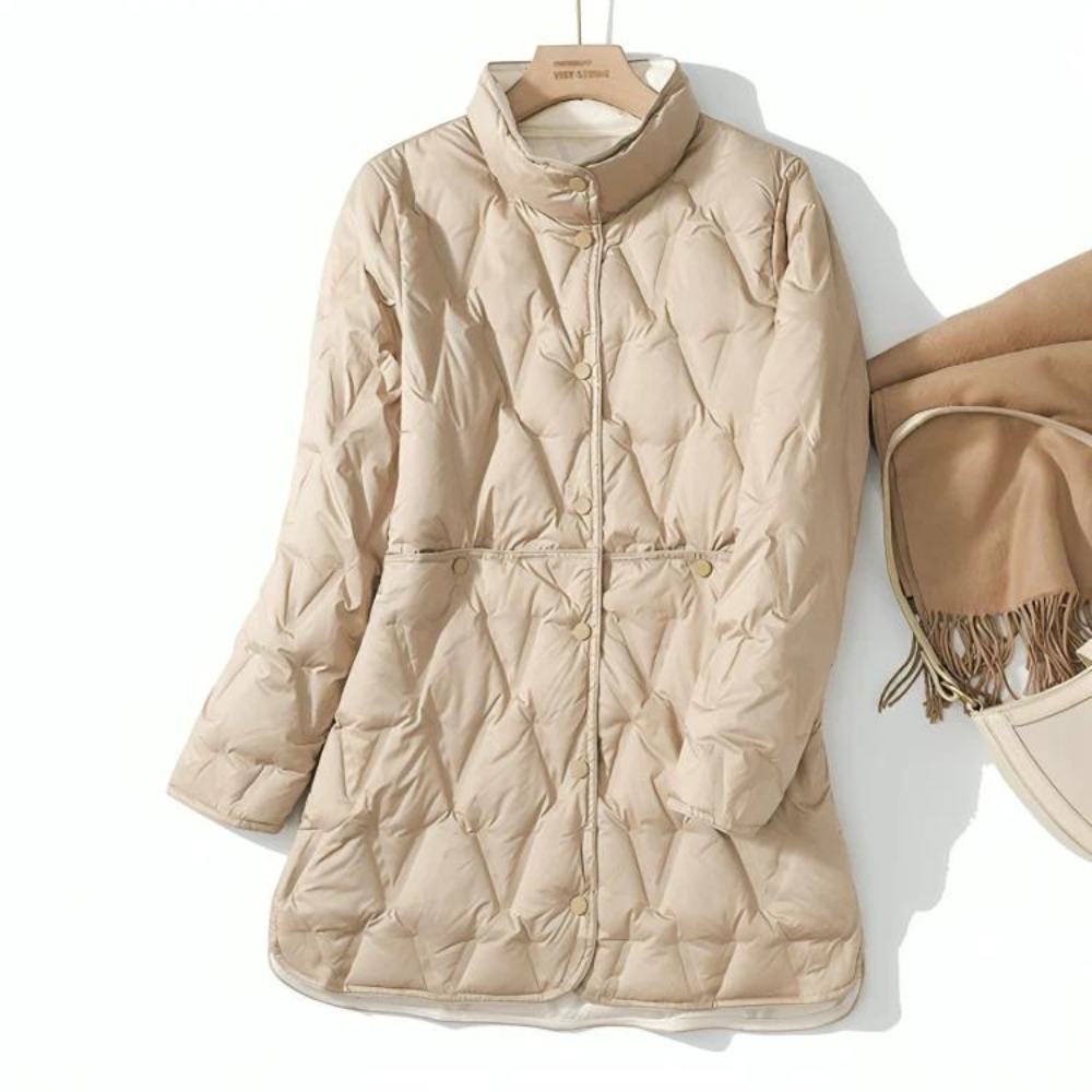 Beige Steppjacke mit Rautensteppung und goldfarbenen Druckknöpfen