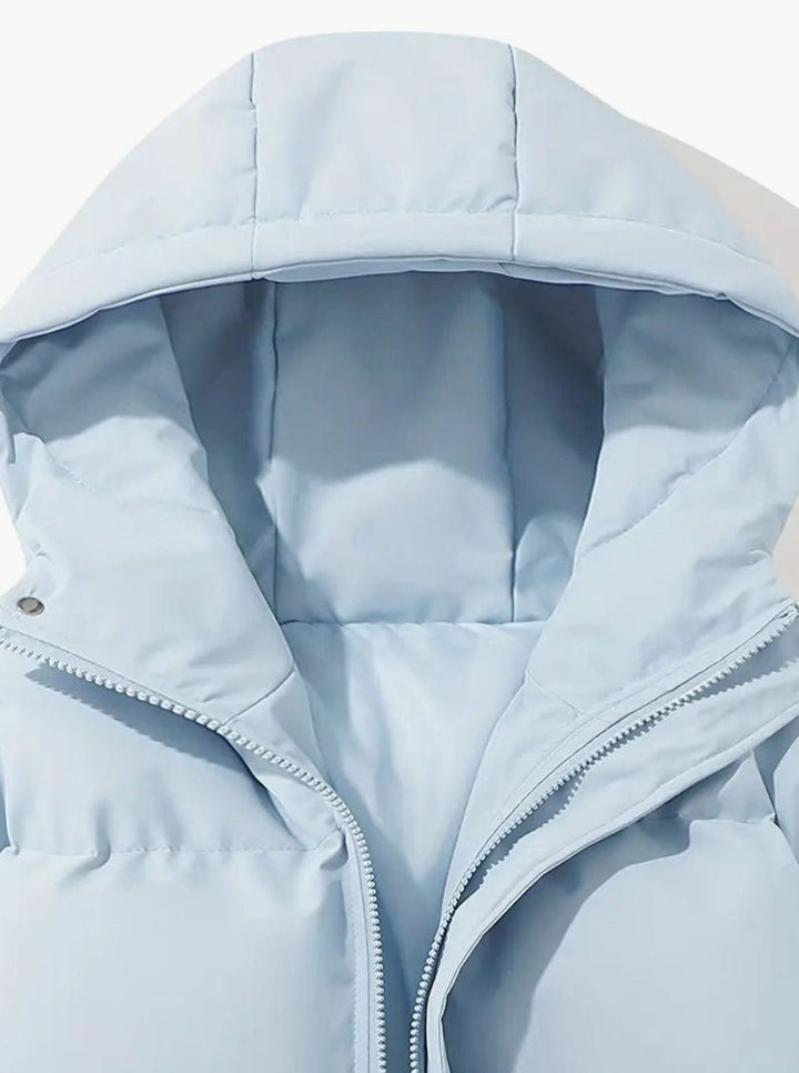 Kapuze und Stehkragen der hellblauen Puffer-Jacke im Detail