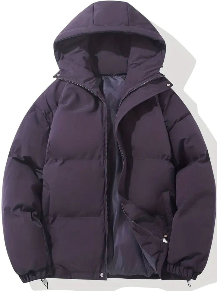 Aubergine-farbene Winterjacke mit Kapuze, geöffneter Reißverschluss
