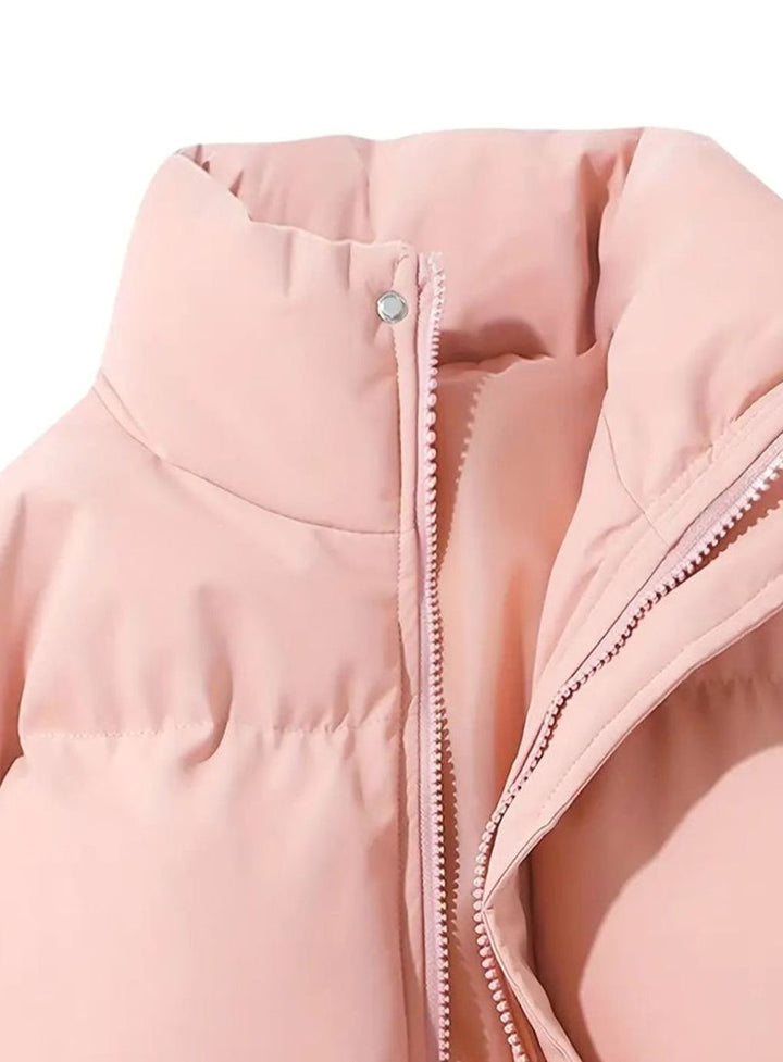 Nahaufnahme Stehkragen und Reißverschluss der rosa Puffer-Jacke