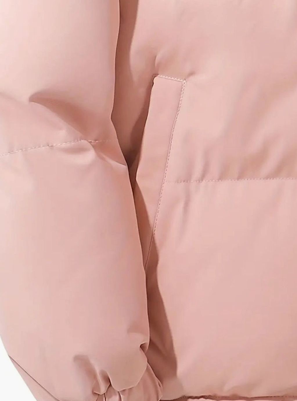 Detailansicht Ärmelbündchen und Seitentasche der rosa Winterjacke