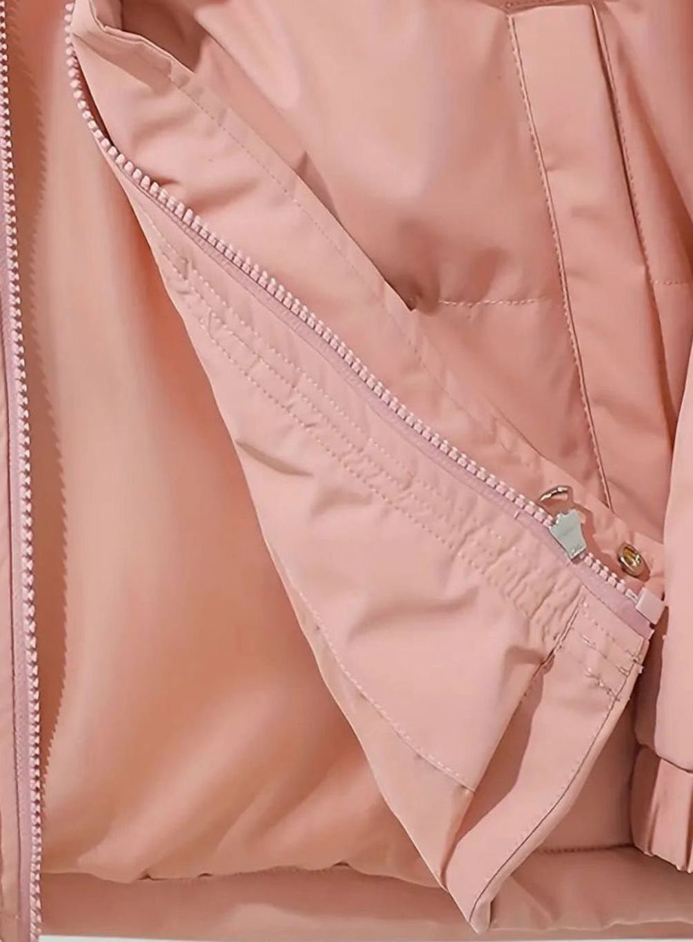 Innenfutter und Reißverschlusstasche der rosa Steppjacke im Detail