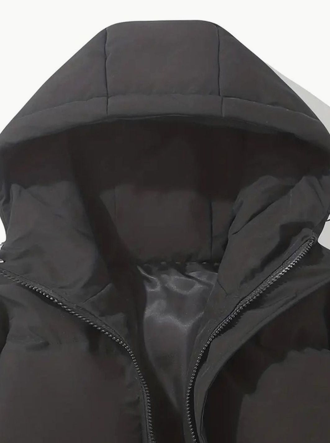 Kapuze der schwarzen Puffer-Jacke mit Innenfutter im Detail