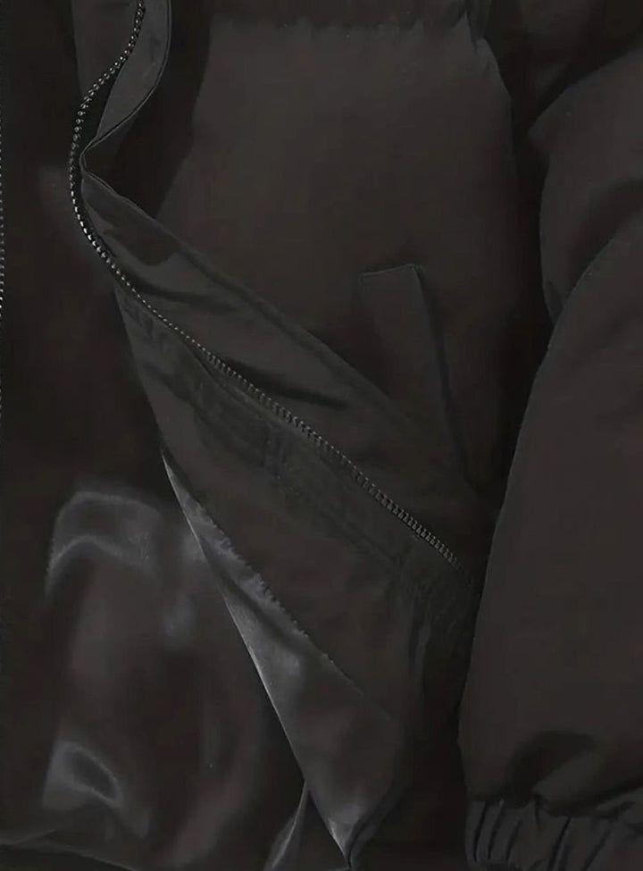 Innentasche mit Reißverschluss der schwarzen Winterjacke im Detail