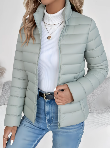 Mintgrüne Steppjacke mit Stehkragen, schlanker Schnitt, kombiniert mit Jeans
