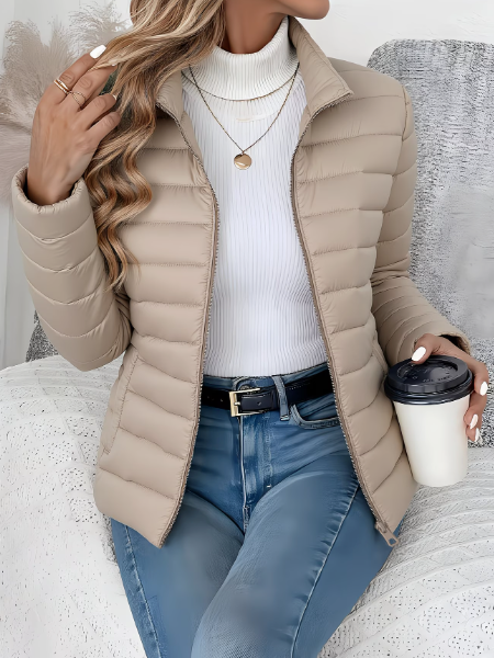 Beige Steppjacke mit Stehkragen, leicht gefüttert, zu Jeans getragen