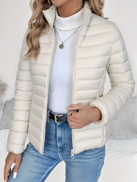 Cremefarbene Steppjacke mit Stehkragen und schmaler Passform im Freizeitlook