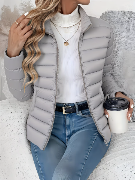 Graue Steppjacke mit Stehkragen und schmaler Steppung, sportlich-elegant kombiniert