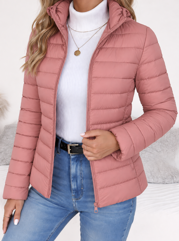 Altrosa Steppjacke mit Stehkragen, offen getragen über weißem Rollkragenpullover