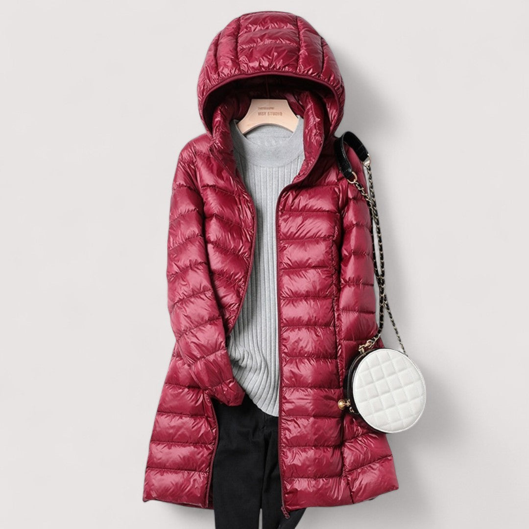 Leichte Steppjacke in Weinrot mit Kapuze und glänzendem Finish
