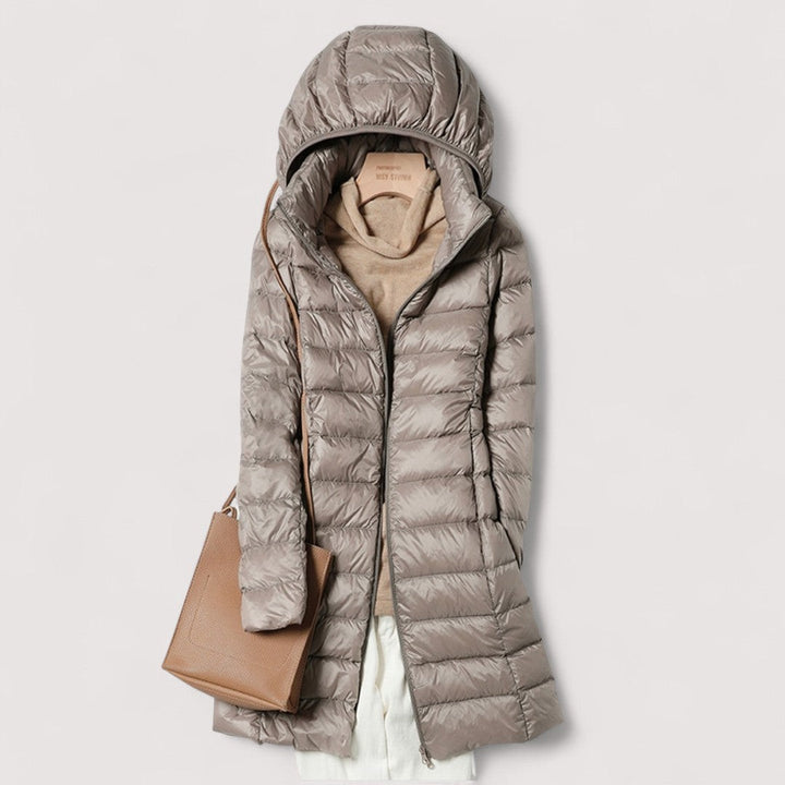 Ultraleichte Daunenjacke in Taupe mit Kapuze und schmaler Passform