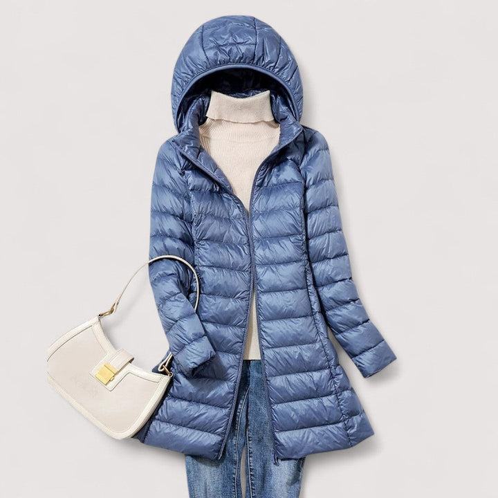 Taillierte Steppjacke in Taubenblau mit Kapuze, seidiger Glanzoptik