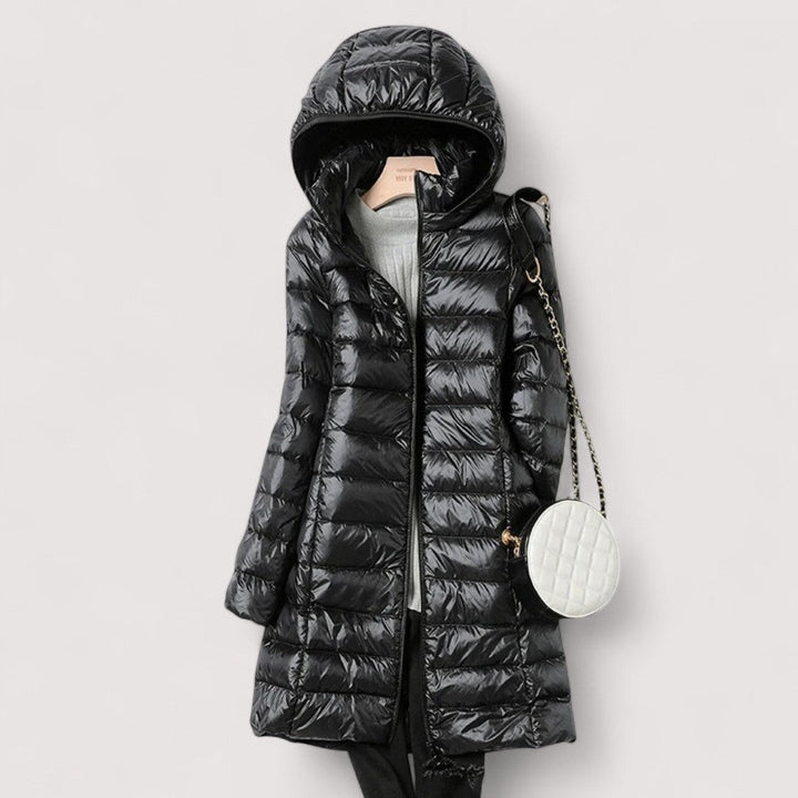 Glänzende Steppjacke in Schwarz mit Kapuze und schmaler Silhouette