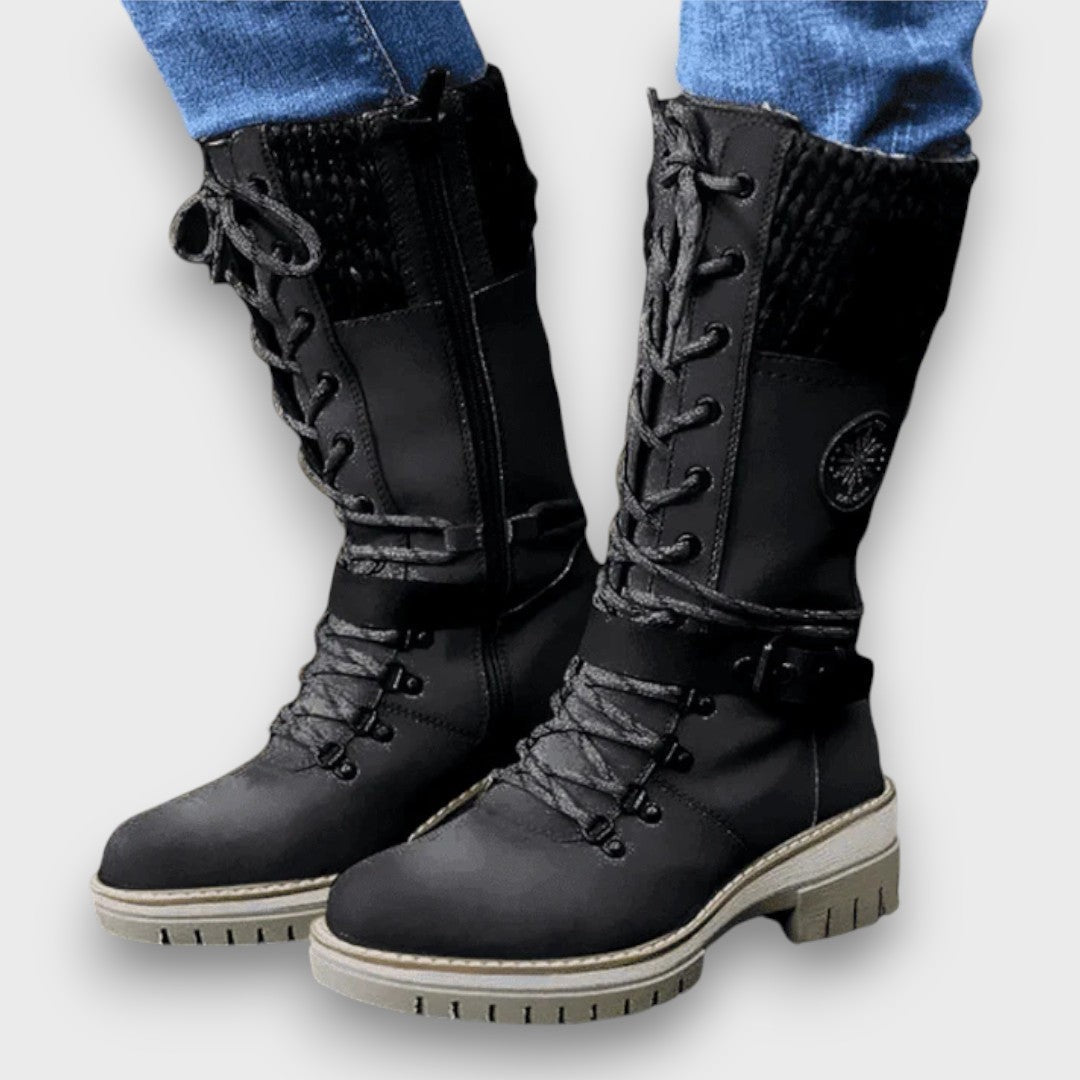 Schwarze Schnürstiefel mit gestricktem Schaft und Riemenschnalle