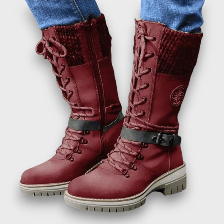 Bordeauxrote Winterstiefel mit Strickmanschette und Schnalle getragen