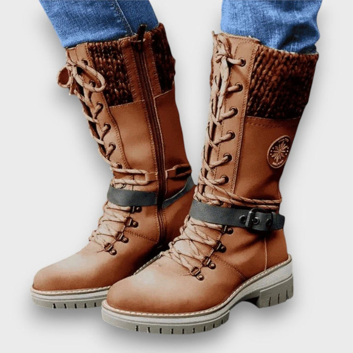 Cognacfarbene Schnürstiefel mit Strickdetail und Lederriemen getragen
