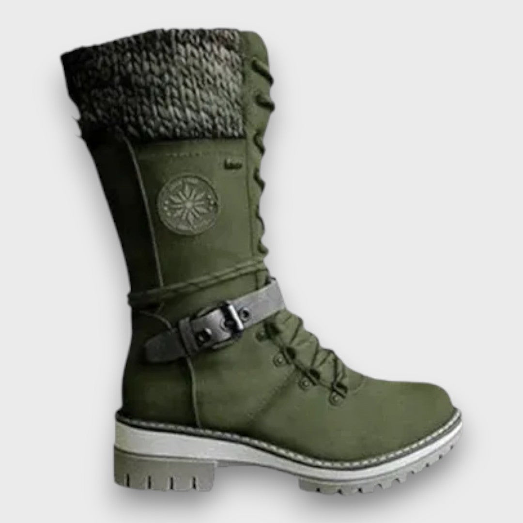 Olivgrüner Winterstiefel mit Strickschaft und Schnallenriemen seitlich