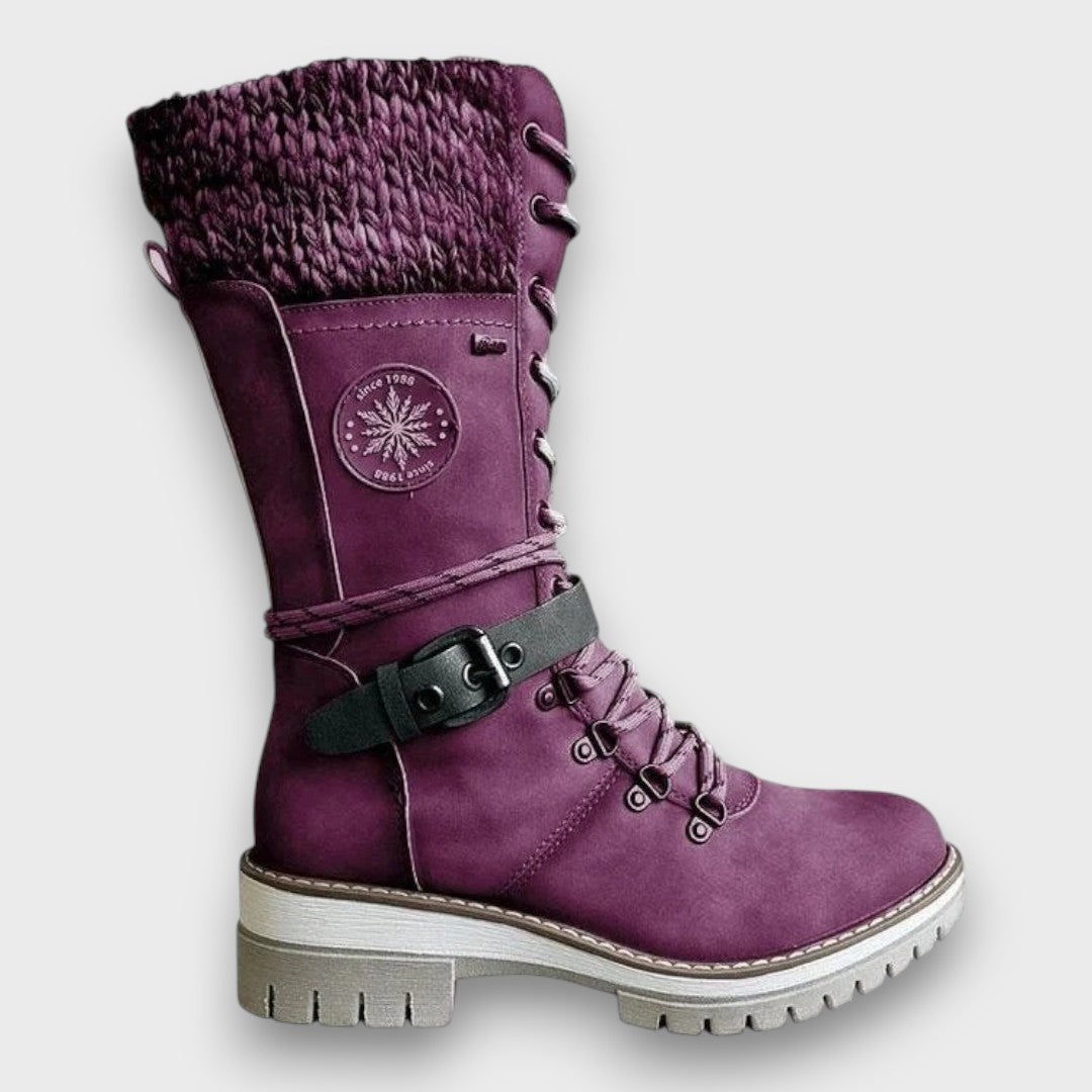 Aubergine-farbener Schnürstiefel mit Strickschaft und Schneeflocken-Emblem